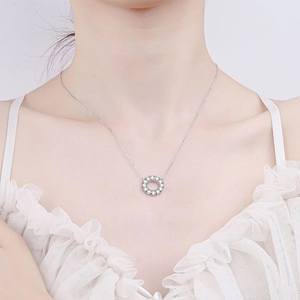 Élégant collier en argent S925 avec pendentif en moissanite ronde sur un mannequin