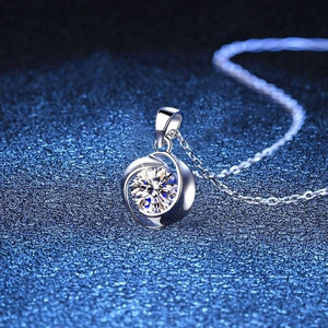 925 silver four-leaf clover necklace with sparkling 1ct moissanite heart pendant