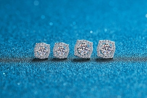 Vista macro degli orecchini a lobo quadrati in argento S925 con pietre moissanite