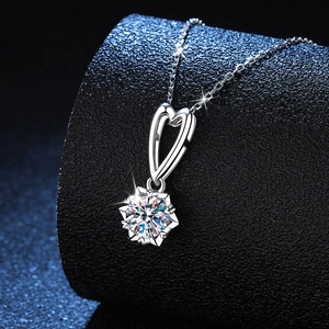Elegant S925 sterling silver heart snowflake necklace with sparkling 1 carat moissanite stone