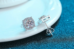 Vista macro di orecchini a lobo halo in argento S925 con pietre di moissanite brillante
