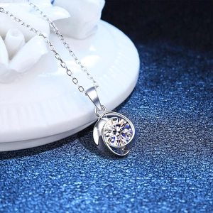 925 silver four-leaf clover necklace with sparkling 1 carat round moissanite pendant