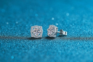 Macro di orecchini a lobo in Moissanite da 1ct in argento con montatura halo e chiusura