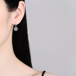 Eleganti orecchini a girasole in argento s925 con moissanite su una modella donna