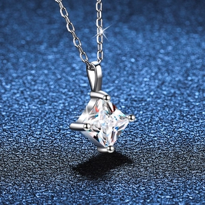 Collier élégant en argent sterling S925 avec pendentif moissanite taille princesse à quatre griffes