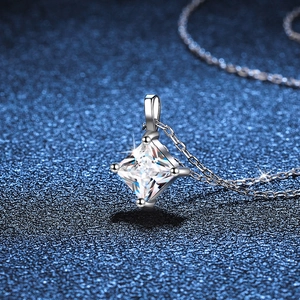 Collier avec pendentif en moissanite taille princesse en argent S925 et serti à quatre griffes