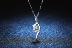 Dettaglio macro del ciondolo in moissanite argento 925 con elegante design a nastro
