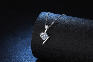 Dettaglio macro del ciondolo a stella saetta in argento S925 con moissanite colore D