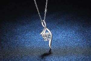 Macro di una collana in argento 925 con moissanite da 1ct e design a solitario intrecciato