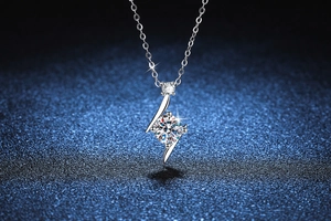 Dettaglio macro del ciondolo a stella in argento S925 con pietra Moissanite da 1 carato