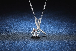 Détail macro du collier nœud en argent S925 avec un solitaire moissanite brillant de 1 carat