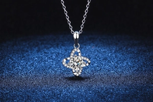 Vue rapprochée d'un pendentif trèfle en argent avec une pierre moissanite étincelante