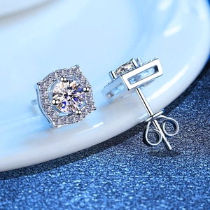 Orecchini a perno classici in argento S925 con halo quadrato e moissanite tonda