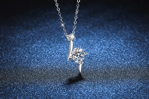 Dettaglio del ciondolo a stella in argento S925 con pietre di moissanite di colore D