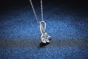 Vue macro d'un pendentif en moissanite avec design de nœud sur chaîne en argent