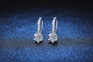 Macro detail of S925 silver snowflake earring featuring 0.5ct Moissanite and six-prong setting