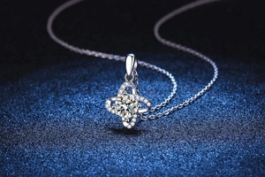 Vue macro d'un collier en argent sterling avec pendentif trèfle à quatre pétales en moissanite