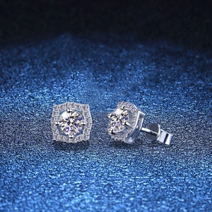 Orecchini a lobo in argento S925 con moissanite da 1 carato e contorno di piccoli diamanti