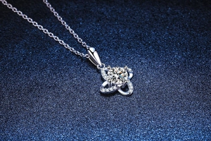 Détail macro du pendentif trèfle en argent S925 avec une moissanite de 1 carat