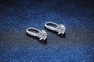 Macro detail of snowflake silver earrings featuring 0.5ct moissanite in six-prong setting