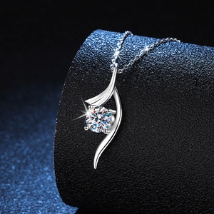 Collana classica in argento sterling 925 con pendente in moissanite da 1 carato a quattro griffe
