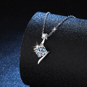 Elegante collana in argento s925 con ciondolo a stella in moissanite su base blu