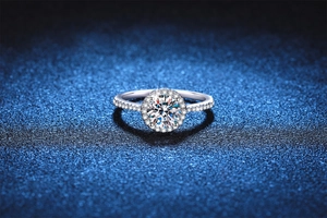 Macro d'une bague en argent 925 et moissanite avec éclat brillant sur fond bleu foncé