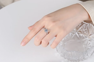 Close-up of a s925 sterling silver moissanite ring with a brilliant round cut main stone