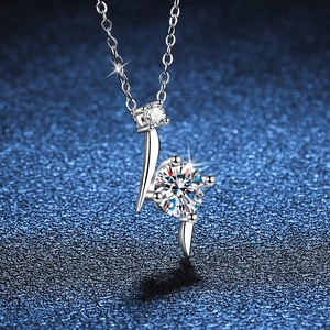 Collana in argento S925 con ciondolo in moissanite a stella su sfondo blu notte stellato