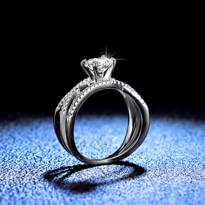 S925 sterling silver moissanite ring with a 1ct round brilliant diamond and woven band