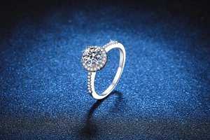 Gros plan d'une bague halo en argent sterling 925 avec pierres de moissanite rondes