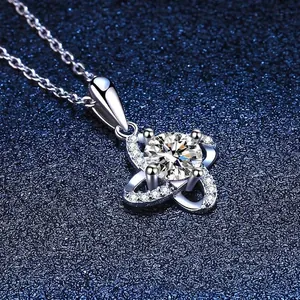 Collier pendentif trèfle en argent sterling S925 avec une moissanite de 1 carat
