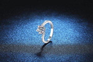 Makroaufnahme eines 1-Karat Moissanit-Rings mit Sechskantfassung und Pavé-Ringband