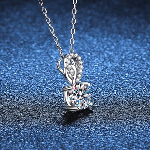 S925 sterling silver necklace with a 1-carat round brilliant moissanite pendant