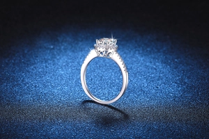 Macro d'une bague en argent 925 avec monture halo et pierres brillantes en moissanite