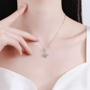 Collier trèfle en argent S925 avec moissanite de 1 carat porté par un mannequin