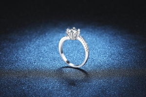 Makroaufnahme von 1 Karat Moissanit-Ring mit Sechs-Krallen-Fassung und Pavé-Diamanten