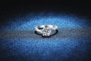 Makroaufnahme des Schneeflocken-Rings aus 925er Sterlingsilber mit brillantem Moissanit