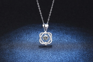 Détail du collier coeur en argent S925 montrant la pierre dansante et le pavé