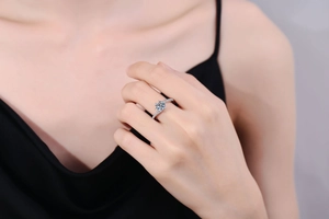 Nahaufnahme von S925 Sterlingsilber Schneeflockenring mit 1ct Moissanit an der Hand