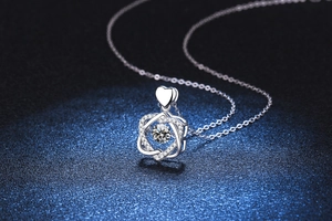 Gros plan du pendentif cœur battant en argent S925 avec une pierre de moissanite brillante