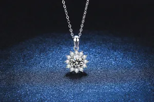 Vue macro du pendentif tournesol avec moissanite de 1 carat en argent s925