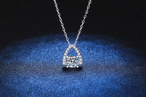 Gros plan détaillé du pendentif en arche avec moissanite sur une chaîne en argent 925