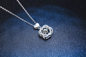 Gros plan du pendentif trèfle en argent S925 avec moissanite et bords sertis de diamants