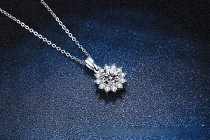 Macro du pendentif tournesol en argent S925 avec diamant central sur fond bleu foncé