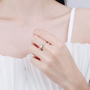 Luxury S925 sterling silver ring with princess cut moissanite on a model hand