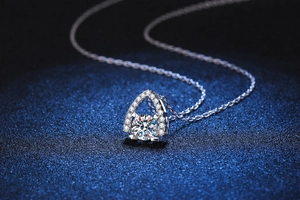 Gros plan détaillé d'un pendentif cœur en moissanite avec sertissage pavé étincelant