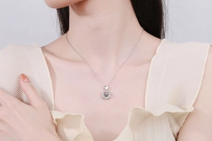 Gros plan du collier coeur en argent 925 avec pendentif serti d'une pierre moissanite