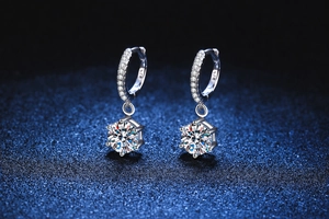 Détail de boucles d'oreilles en argent S925 avec pendentifs moissanite à six griffes