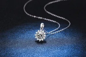 Gros plan du pendentif tournesol en argent s925 serti de moissanite étincelante